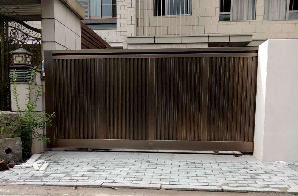 院墙铜门
